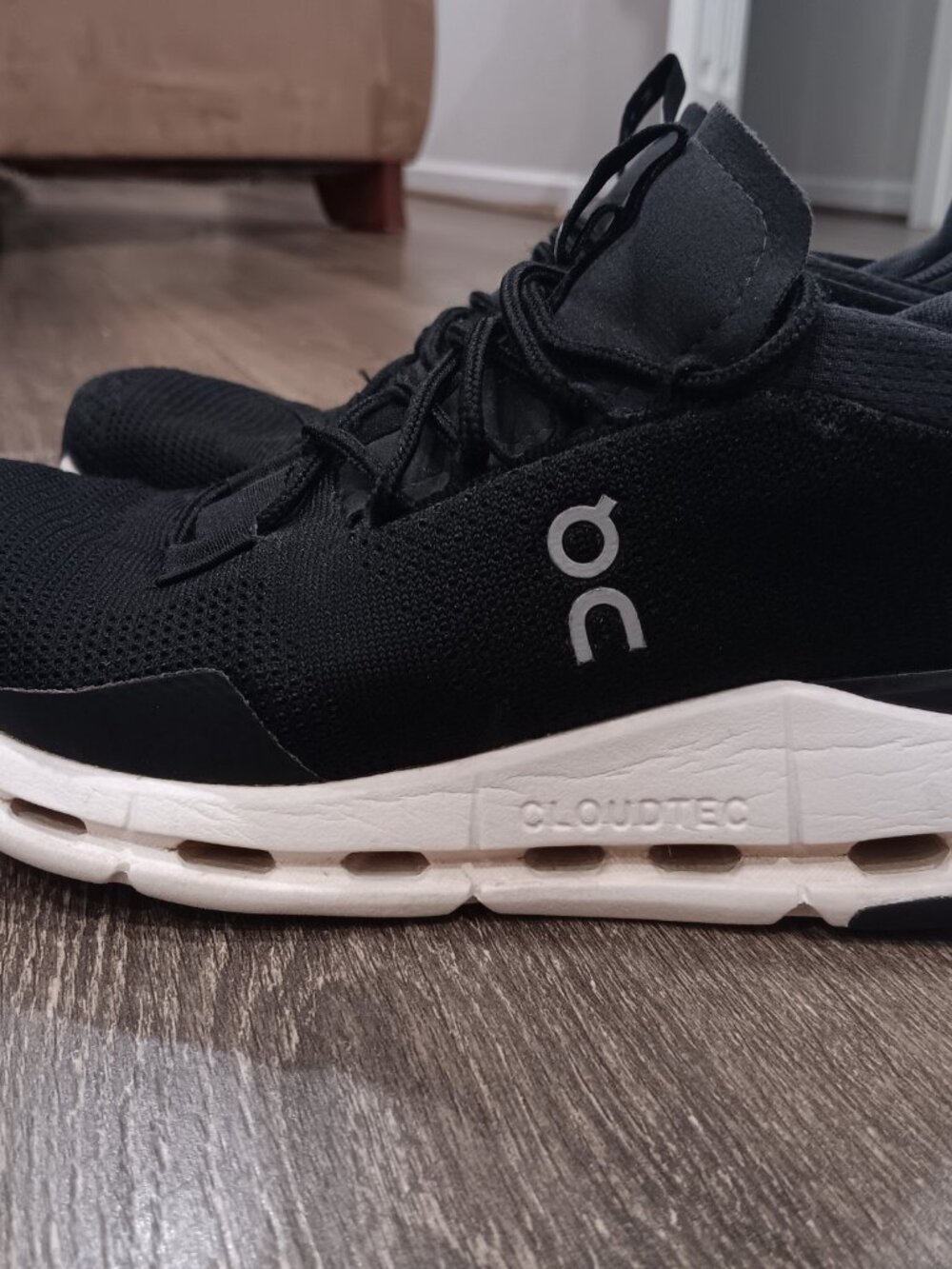 On running cloudnova sneakers / black / womans size 7 - Picture 2 of 9